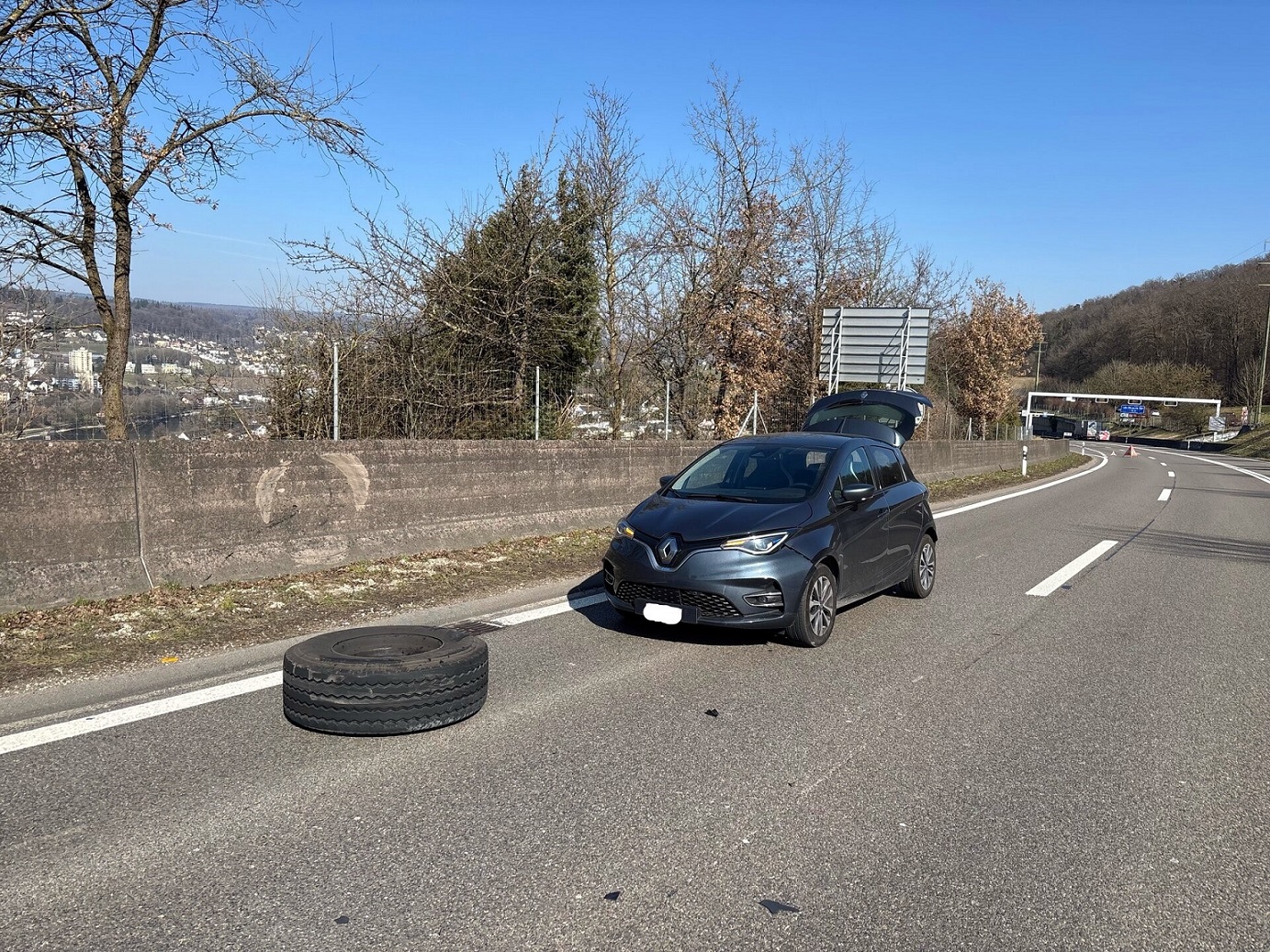 In Flurlingen hat ein Lastwagen sein Rad verloren. Bild: Schaffhauser Polizei