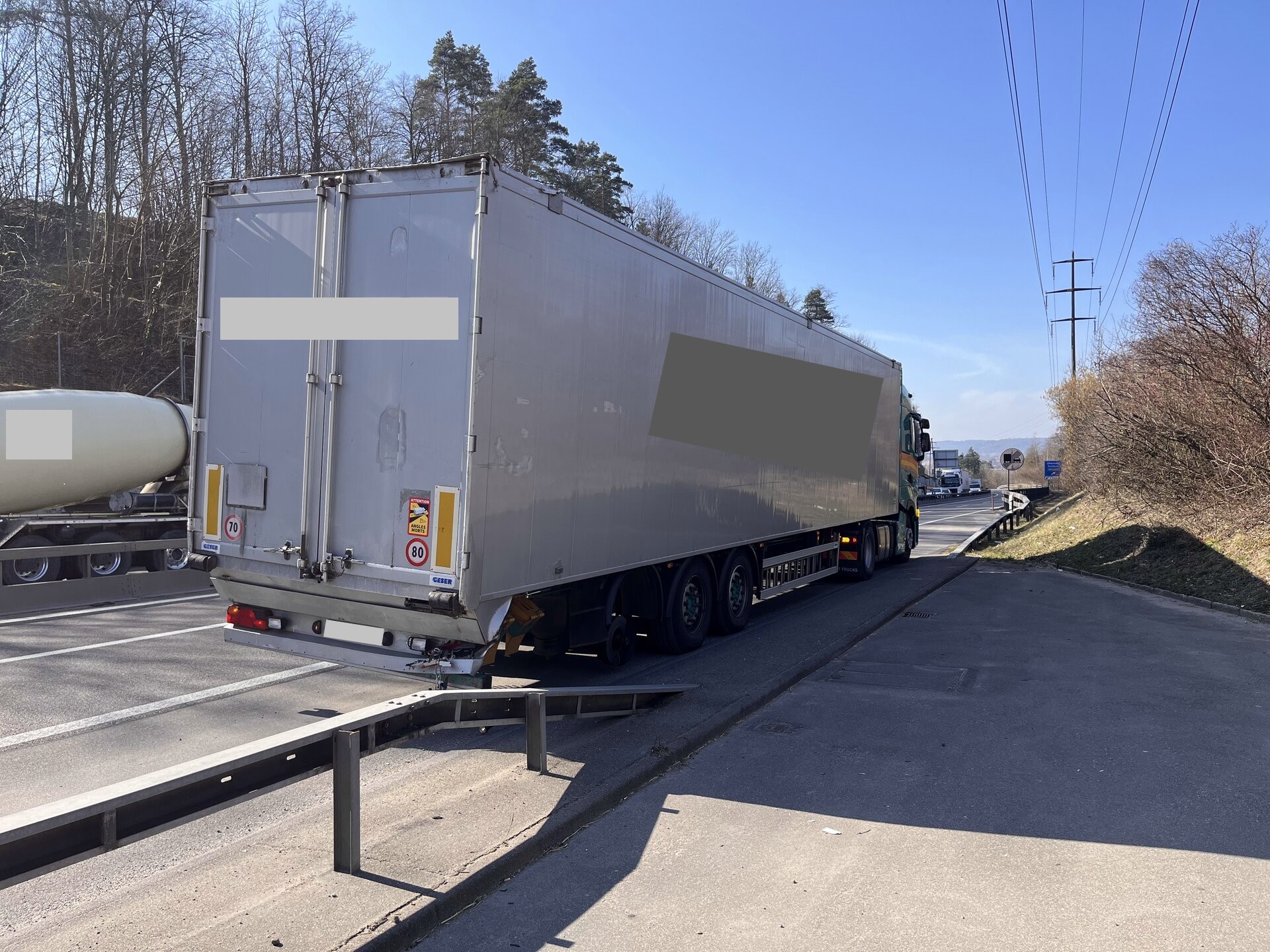 Ein Lastwagen hat sein Rad verloren. Dieses rollte auf die Strasse.