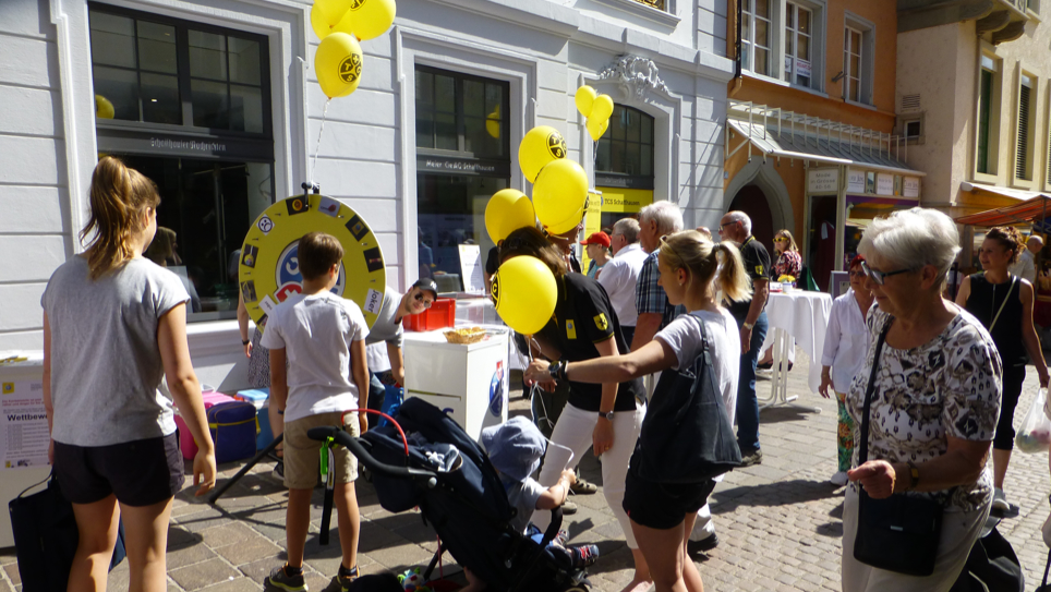 Am 24. August sorgt der Apéro vor der TCS-Kontaktstelle in der Schaffhauser Altstadt für regen Betrieb.