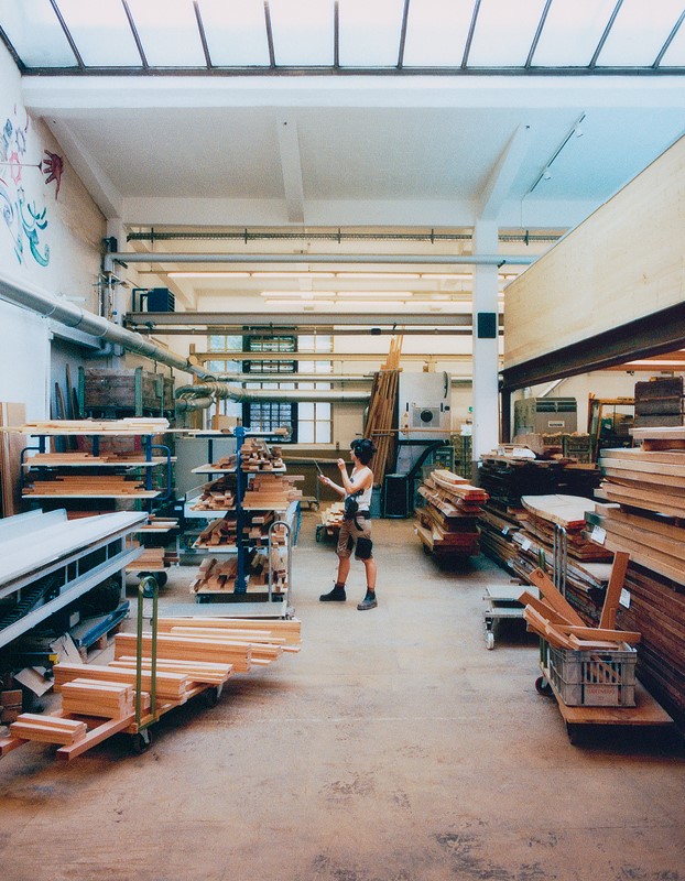 Hier werden die Holzplatten für die zeitlosen Möbel hergestellt.