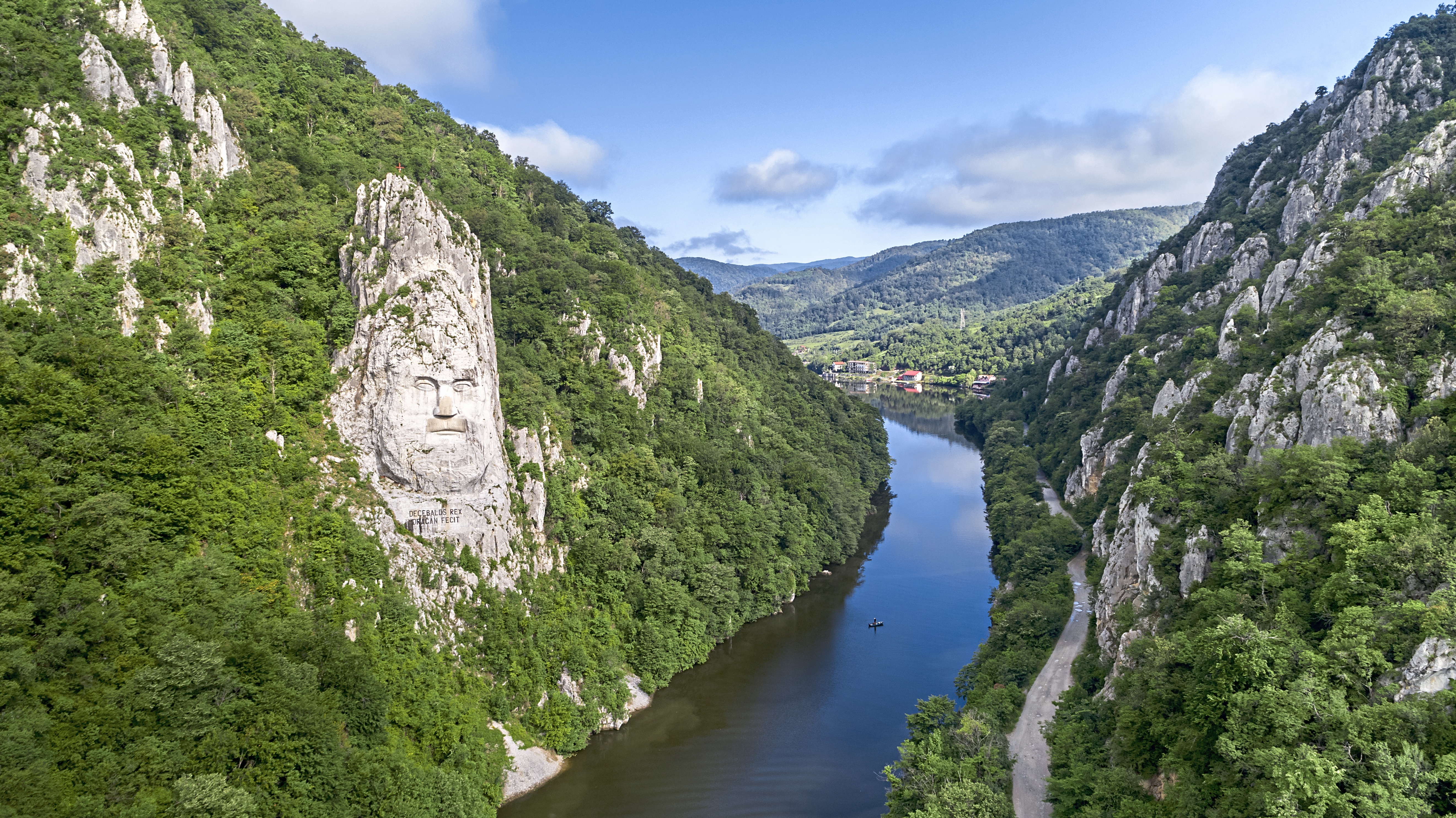 Ein Fluss führt den Bergen entlang