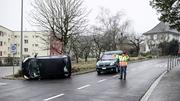 Glatteis hï¿ï¾¤lt an diesem Morgen ganz Schaffhausen und Umgebung auf Trab, Chaos auf den Strasse und bei den Fussgï¿ï¾¤ngern,  ein ungekipptes Fahrzeug in Neuhausen, wegen Glatteis ist die Engestrasse gesperrt, amDienstag, 14. Januar 2025. 