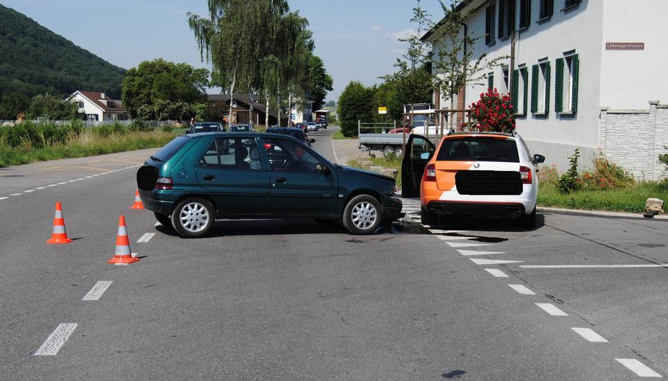 81-jährige Fahrerin übersieht Anderes Auto: Frontalkollision ...