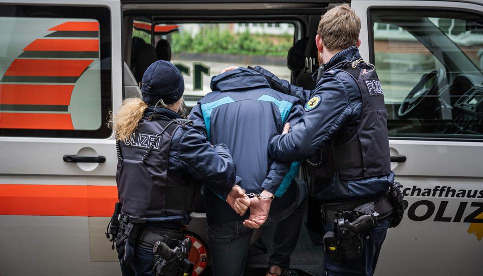 Schaffhauser Polizei Verkehrskontrolle und Verhaftung, fotografiert am Montag, 22. April 2024 in Schaffhausen (Lea Biedermann / Schaffhauser Nachrichten)