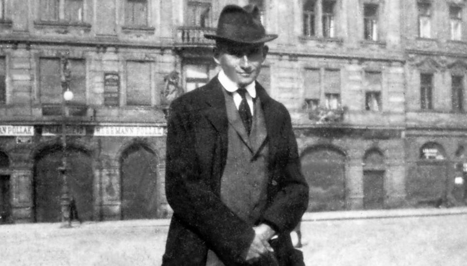 Der Schriftsteller Franz Kafka in der Altstadt von Prag, vor dem Kinsky Palast, wo das Geschaeft seines Vaters war, aufgenommen um 1920. (KEYSTONE/Photopress-Archiv/STR) === , ===