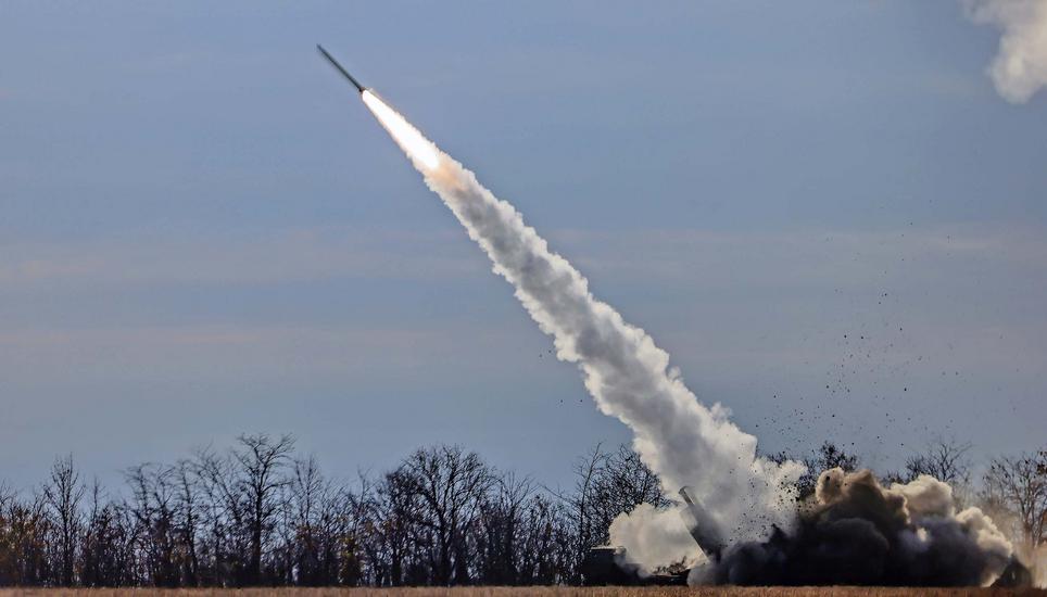 epa10292421 A High Mobility Artillery Rocket System (HIMARS) of Ukrainian army fires close to the frontline at the northern Kherson region, Ukraine, 05 November 2022 (issued 07 November 2022). Russian troops on 24 February entered Ukrainian territory, sta