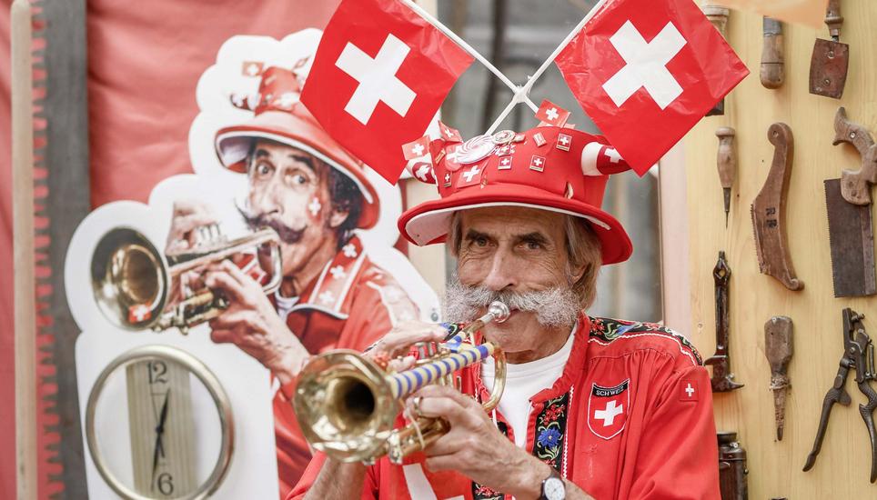 Portrait von Sigi Trompetensigi Michel mit seiner Trompete, am Freitag, 25. Juni, 2021. (Melanie Duchene / Schaffhauser Nachrichten)