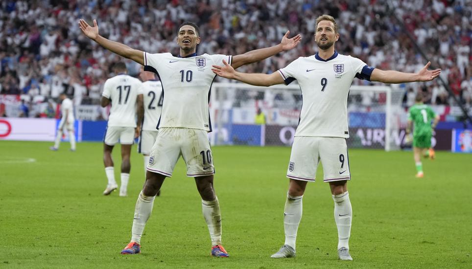 England's Jude Bellingham, left, celebrates his goal with Harry Kane during a round of sixteen match between England and Slovakia at the Euro 2024 soccer tournament in Gelsenkirchen, Germany, Sunday, June 30, 2024. (AP Photo/Matthias Schrader)