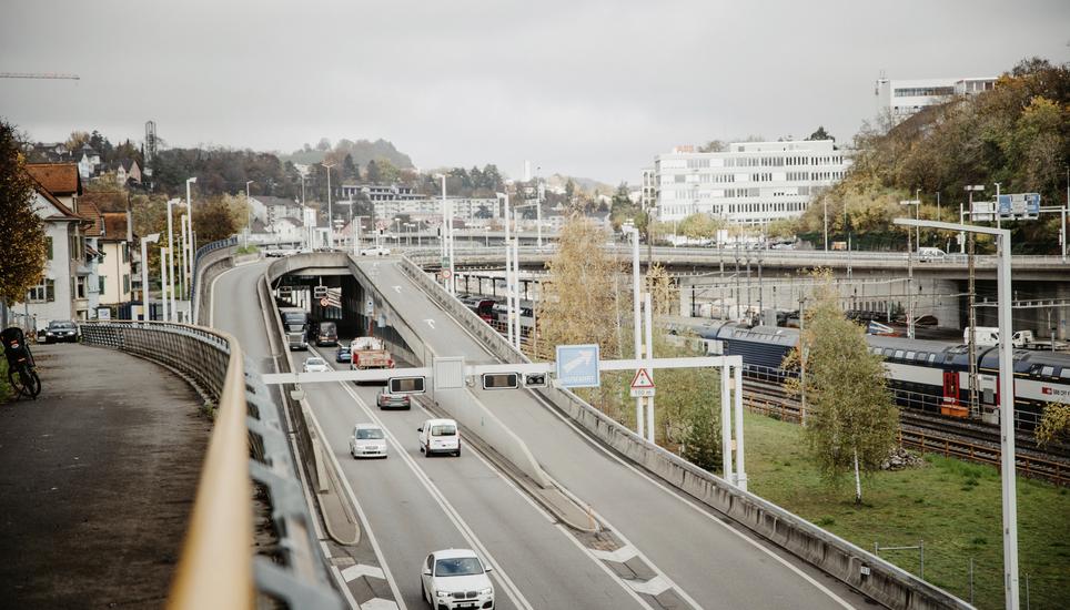 Die Autobahn A4 zwischen der Schoenenberg Galerie und dem Faesenstaubtunnel zur Mittagszeit, fotografiert am Donnerstag 10. November 2022, in Schaffhausen. (Roberta Fele / Schaffhauser Nachrichten)