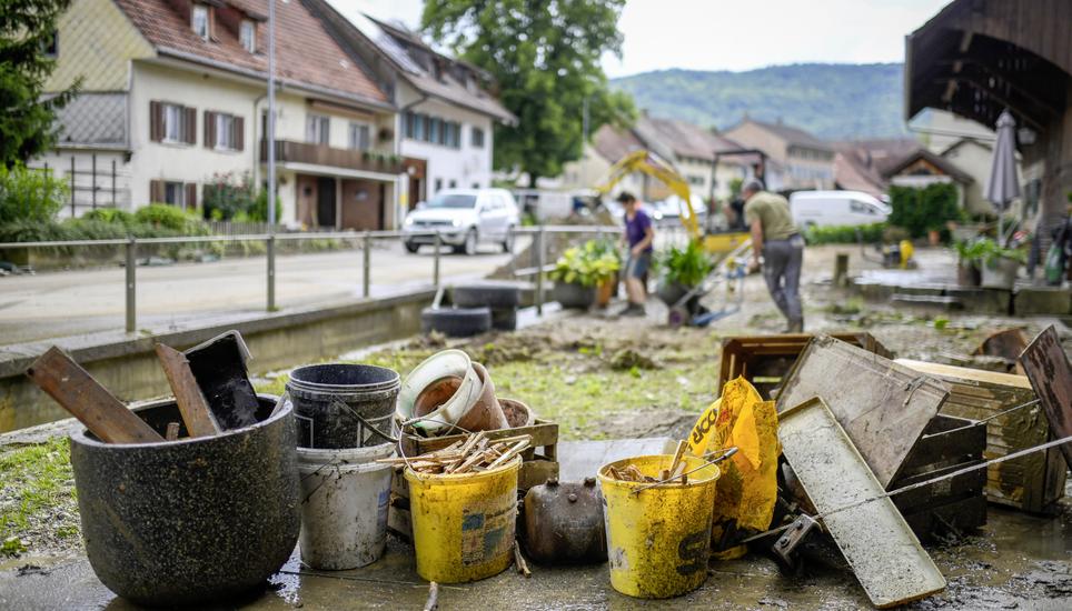 Impressionen aus Beggingen einen Tag nach den Ueberschwemmungen, die Menschen raeumen ihre verschlammten Keller aus, am Freitag, 16. Juli, 2021. (Melanie Duchene / Schaffhauser Nachrichten)