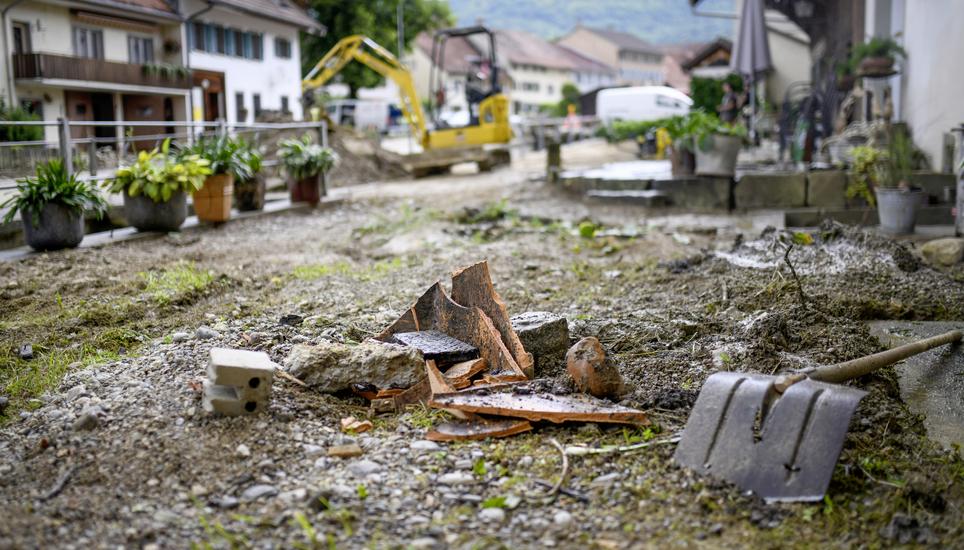 Impressionen aus Beggingen einen Tag nach den Ueberschwemmungen, die Menschen raeumen ihre verschlammten Keller aus, am Freitag, 16. Juli, 2021. (Melanie Duchene / Schaffhauser Nachrichten)