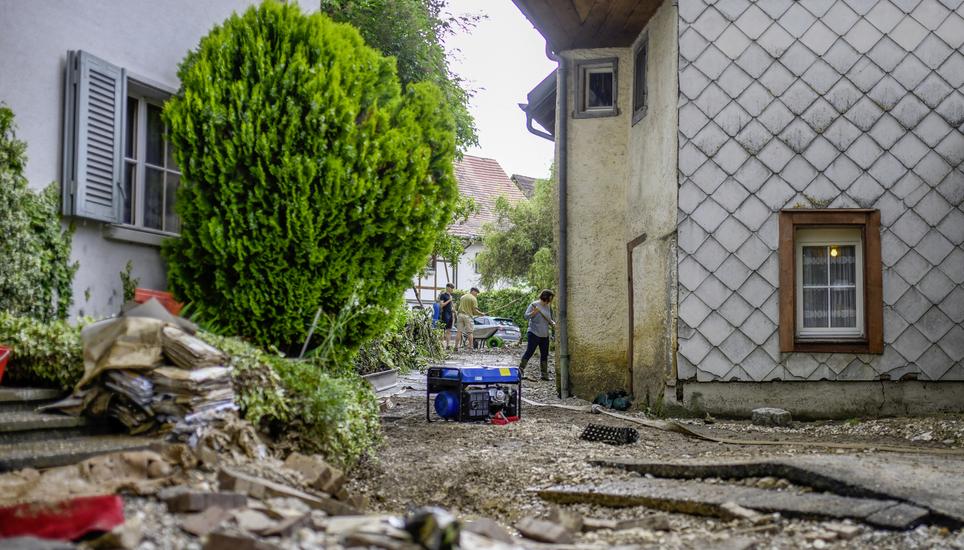 Impressionen aus Beggingen einen Tag nach den Ueberschwemmungen, die Menschen raeumen ihre verschlammten Keller aus, am Freitag, 16. Juli, 2021. (Melanie Duchene / Schaffhauser Nachrichten)