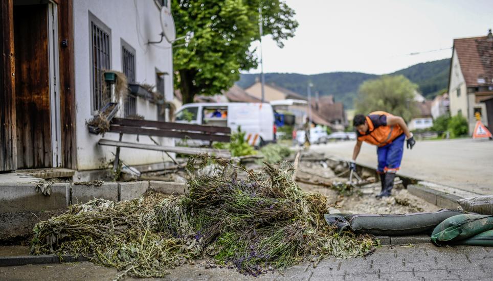 Impressionen aus Beggingen einen Tag nach den Ueberschwemmungen, die Menschen raeumen ihre verschlammten Keller aus, am Freitag, 16. Juli, 2021. (Melanie Duchene / Schaffhauser Nachrichten)