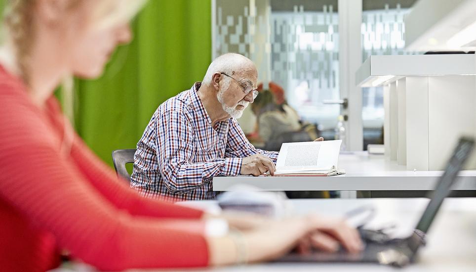 Ein Student im Pensionsalter in der Bibliothek der Universitï¿¯ï¾¿ï¾ï¿¯ï¾¾ï¾¤t  L