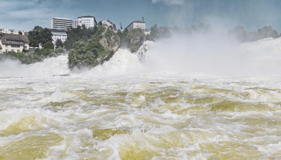 Der hohe Wasserstand am Rhein lockt viele Besucher an den Rheinfall, Bild von einer Bootsfahrt zum Rheinfallbecken mit Mï¿ï¾¤ndli Schifffahrt, 26 Juni 2024. (Melanie Duchene / Schaffhauser Nachricht