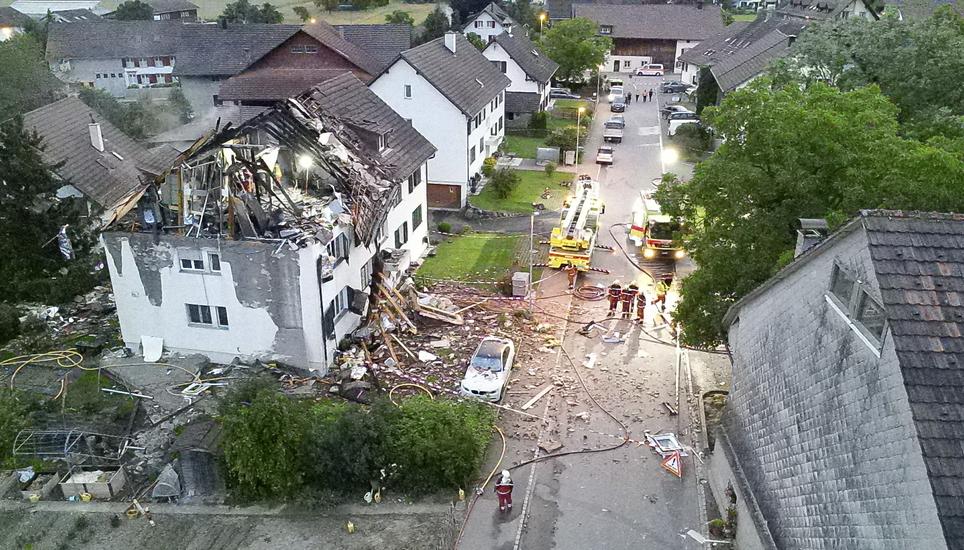 Betroffenes Haus mit zerstï¿ï¾¶rtem Dachst