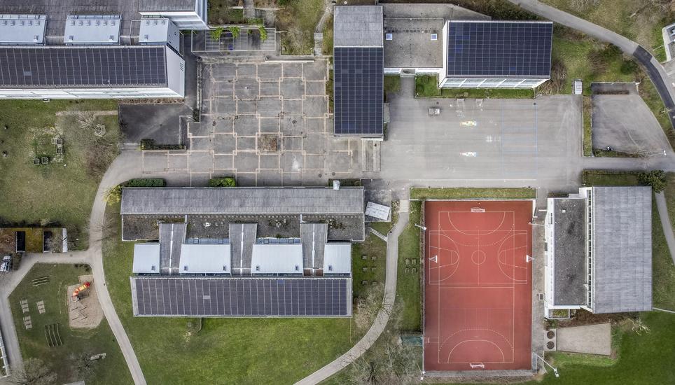 Drohnenbild Schulhaus Gemeindewiesen Areal, am Dienstag, 27. Februar, 2024 (Melanie Duchene / Schaffhauser Nachrichten)