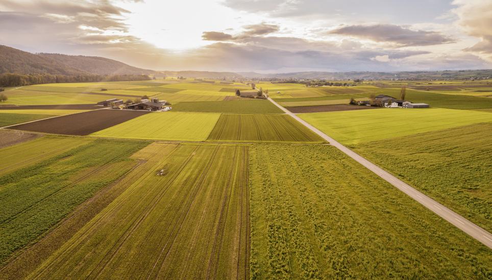 Drohenbild fotografiert von Loehningen aus ueber das Klettgau bei Abendsonne, am Freitag, 04. November, 2022. (Melanie Duchene / Schaffhauser Nachrichten)