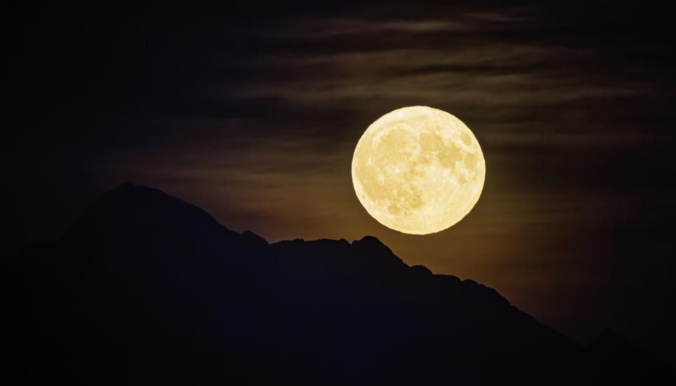 A so called blue supermoon rises above the "Dent d'Oche" mountain seen from Allaman, Switzerland, Monday August 19, 2024. KEYSTONE/Valentin Flauraud)