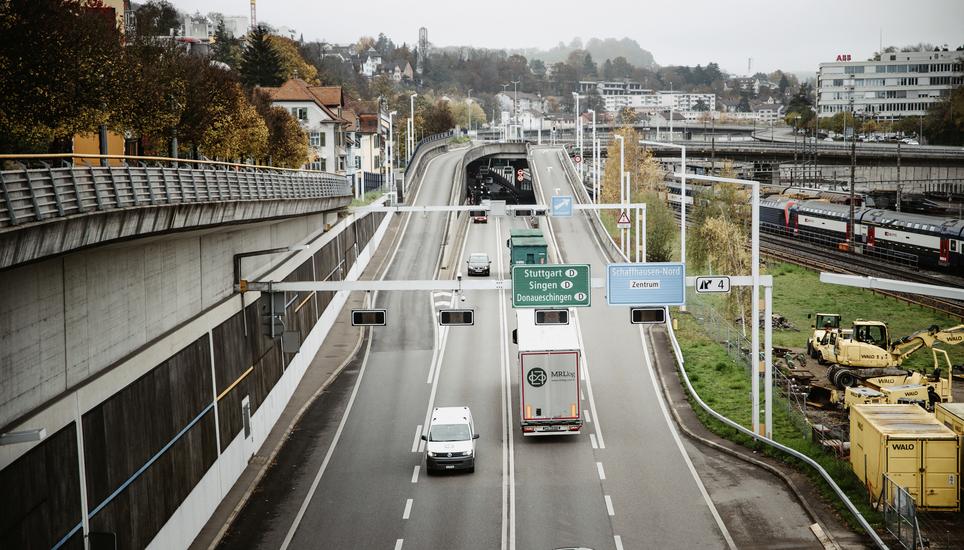 Die Autobahn A4 zwischen der Schoenenberg Galerie und dem Faesenstaubtunnel zur Mittagszeit, fotografiert am Donnerstag 10. November 2022, in Schaffhausen. (Roberta Fele / Schaffhauser Nachrichten)