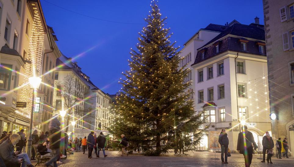 Die Schaffhauser Weihnachtsbeleuchtung erhellt wieder die Altstadt, fotografiert am Samstag, 23. November 2019,  in Schaffhausen. (Melanie Duchene / Schaffhauser Nachrichten)