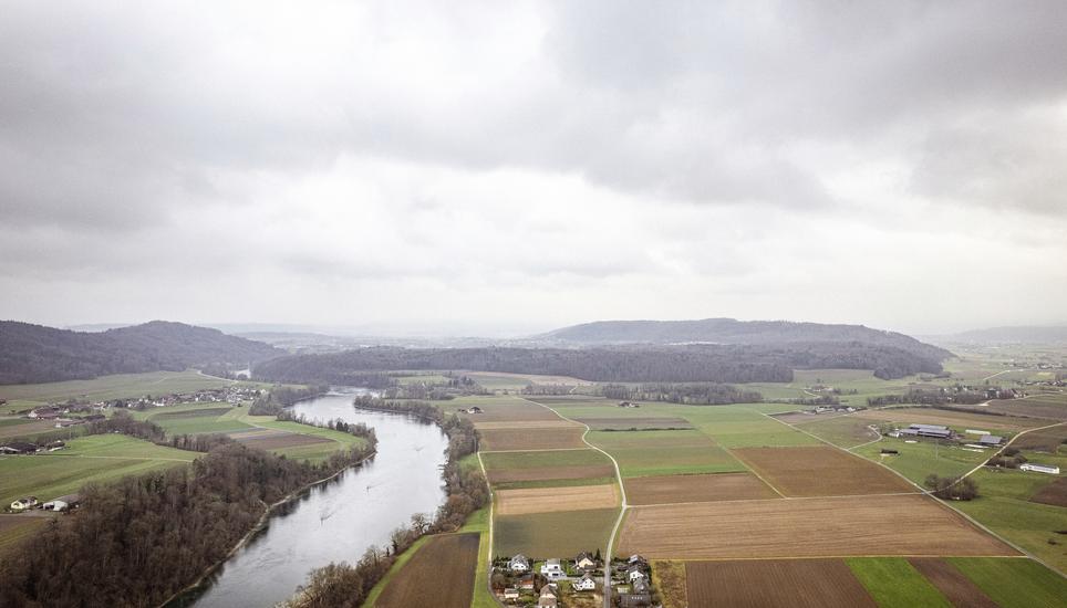 Hemmishofen und der Rhein mit der Drohne aufgenommen, fotografiert am Montag, 09. Dezember 2024, in Hemishofen. (Roberta Fele / Schaffhauser Nachrichten)