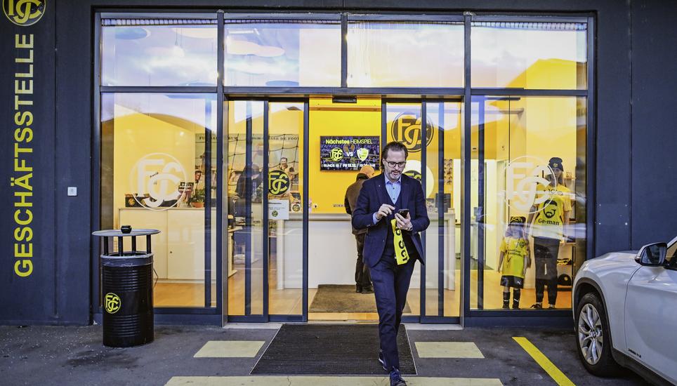 FC Schaffhausen CEO Jimmy Berisha mit Fanschal im Stadion ein Tag vor dem grossen Cupspiel gegen die Berner Young Boys, am Dienstag, 03. Dezember 2024. (Melanie Duchene / Schaffhauser Nachrichten)