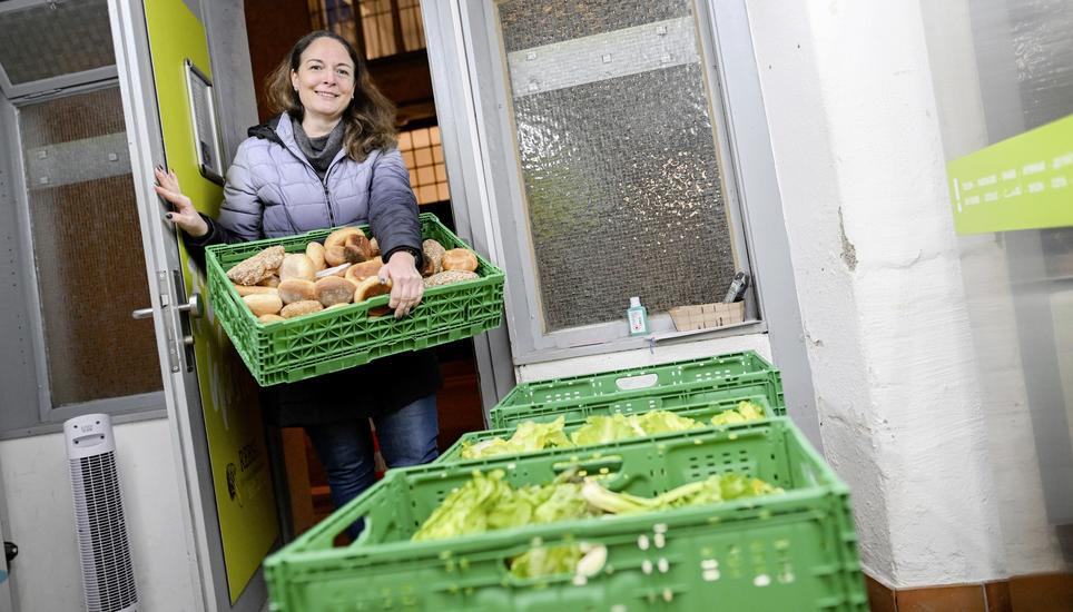 Einblicke in die RestEssbar, Leute kï¿ï¾¶nnen gratis Essen holen dass in den Lï¿ï¾¤den nicht mehr verkauft wird, Bild zeigt Chefin Tamara Heer, am Mittwoch, 18. Dezember 2024. (Melanie Duchene / Schaffhauser Nachr