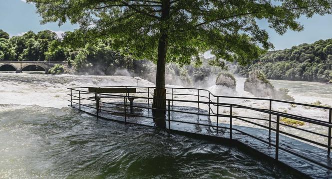 Der hohe Wasserstand am Rheinfall zieht zur Zeit viele Touristen an, die Boote fahren noch beschraenkt, das Wasser laeuft an einigen Stellen schon ueber, ein eindrueckliches Naturspektakel,  am Montag, 10. Juni 2024. (Melanie Duchene / Schaffhauser Nachri