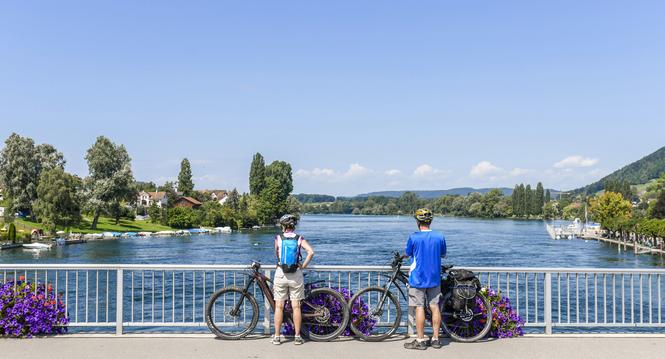 Die Menschen geniessen den Sommer und das sonnige Wetter im, am und um den Rhein in Stein am Rhein, Fahrad Fahrer machen Fotos auf der Bruecke, am Mittwoch, 11. August, 2021. (Melanie Duchene / Schaffhauser Nachrichten)
