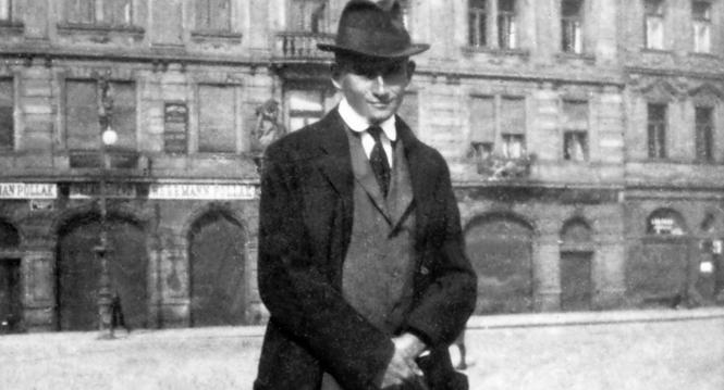 Der Schriftsteller Franz Kafka in der Altstadt von Prag, vor dem Kinsky Palast, wo das Geschaeft seines Vaters war, aufgenommen um 1920. (KEYSTONE/Photopress-Archiv/STR) === , ===