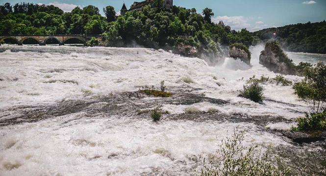 Der hohe Wasserstand am Rheinfall zieht zur Zeit viele Touristen an, die Boote fahren noch beschraenkt, das Wasser laeuft an einigen Stellen schon ueber, ein eindrueckliches Naturspektakel,  am Montag, 10. Juni 2024. (Melanie Duchene / Schaffhauser Nachri