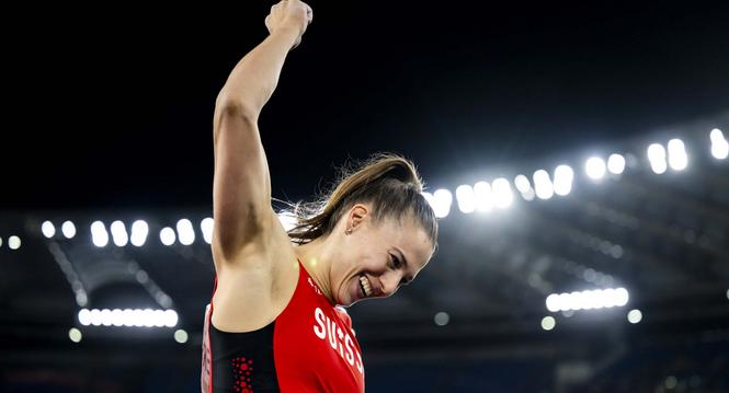 Gold medalist Angelica Moser of Switzerland celebrates during the women's pole vault final at the European Athletics Championships, in the Olympic stadium, in Rome, Italy, Monday, June 10, 2024. (KEYSTONE/Jean-Christophe Bott)