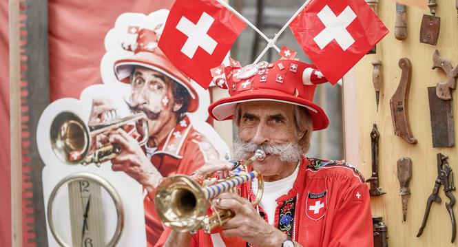Portrait von Sigi Trompetensigi Michel mit seiner Trompete, am Freitag, 25. Juni, 2021. (Melanie Duchene / Schaffhauser Nachrichten)