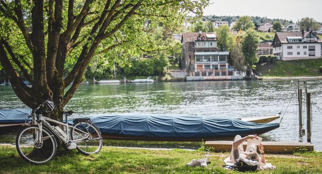 Die sommerlich heissen Temperaturen zieht die Menschen nach draussen an den Rhein beim Lindli, am Dienstag, 10. Mai, 2022. (Melanie Duchene / Schaffhauser Nachrichten)