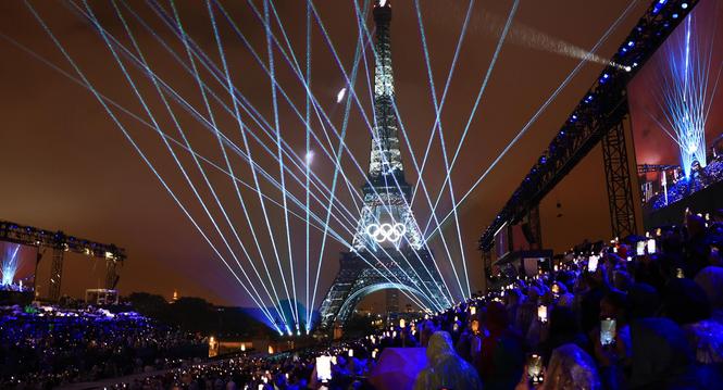 epa11498233 Spectators in the Trocadero watch a light show on the Eiffel Tower during the Opening Ceremony of the Paris 2024 Olympic Games, in Paris, France, 26 July 2024. EPA/MARTIN DIVISEK