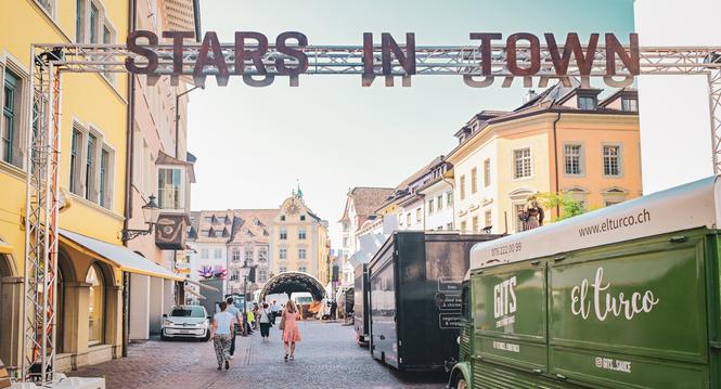 Die letzten Vorbereitungen und Aufbau laufen in der Schaffhauser Altstadt fÃ¼r das Stars in town dass auf dem Herrenacker und auf dem Fronwagplatz stattfinden wird, am Mittwoch, 31 Juli 2024. (Melanie Duchene / Schaffhauser Nachrichten)