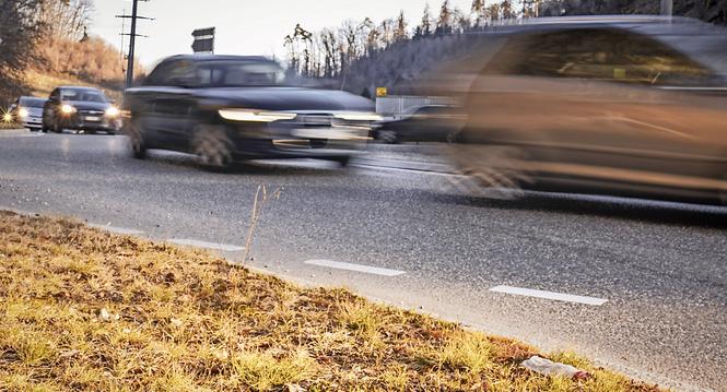 Stau und Rueckstau zur Feierabend Zeit beim Galgenbucktunnel Richtung Kreisel Enge , am Dienstag, 08. Maerz, 2022. (Melanie Duchene / Schaffhauser Nachrichten)