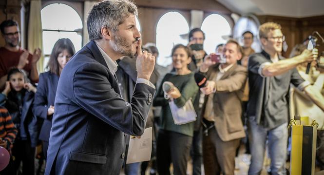 Abstimmung und Wahlen fuer den Staenderat im Regierungsgebaeude, Bild zeigt Simon Stocker gewinnt die Wahl zum Staenderat, am Sonntag, 19. November 2023. (Melanie Duchene)