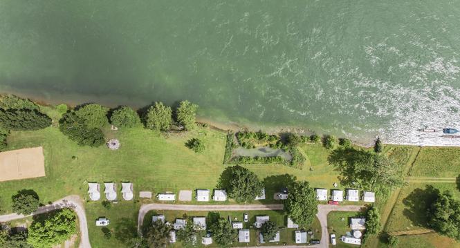 Drohenbild des hohen Wasserstand am Rhein, Bild zeigt Badi und Camping Platz Langwiesen ,  am Mittwoch, 12. Juni 2024. (Melanie Duchene / Schaffhauser Nachrichten)
