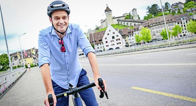 Portrait von Regierungsrat Kandidat Daniel Spitz (GLP) , mit seinem Fahrrad,  am Montag, 17. Juni 2024. (Melanie Duchene / Schaffhauser Nachrichten)