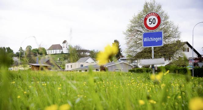Ortsschild am Eingang von Wilchingen, fotografiert am Montag, 15. April 2024 in Wilchingen (Lea Biedermann / Schaffhauser Nachrichten)
