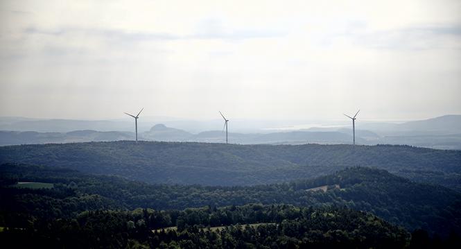 Die Windturbinen von Verenafohren, aufgenommen am 2. August 2018 vom Hagenturm in Merishausen.
