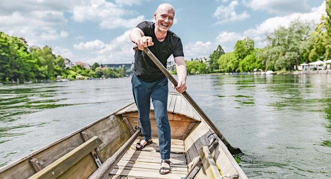 Portrait von Stadtrat Kandidat Urs Tanner auf seinem Weidling auf dem Rhein, am Montag, 24 Juni 2024. (Melanie Duchene / Schaffhauser Nachrichten)