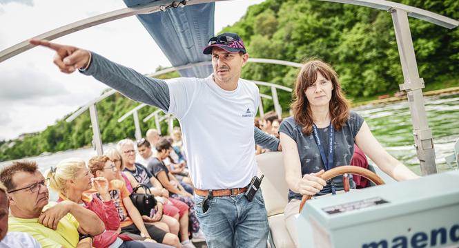 SN Redaktorin Saskia Baumgartner hilft einen Tag bei Schiffmï¿ï¾¤ndli bei den Bootsrundfahrte am Rheinfall mit, am Mittwoch, 24 Juli 2024. (Melanie Duchene / Schaffhauser Nachricht