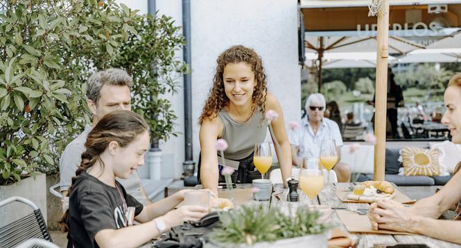 Elena Stojkova arbeitet einen Tag lang in der Gastronomie im Restaurant Uferlos, fotografiert am Donnerstag, 25. Juli 2024, in Stein am Rhein. (Roberta Fele / Schaffhauser Nachrichten)