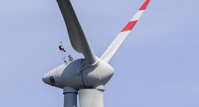 dpatopbilder - 31.07.2024, Sachsen-Anhalt, Magdeburg: Ein Hï¿ï¾henretter der Feuerwehr Magdeburg schwebt an einem Seil hï¿¢ï¾ï¾°ngend ï¿ï¾¸ber dem Turbinenhaus einer Windkraftanlage. Die Hï¿ï¾henretter der Berufsfeuerwehr 