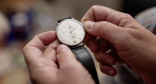 [Symbolbild, Gestellte Aufnahme] Eine Person stellt nach der Zeitumstellung auf einer Armbanduhr die aktuelle Uhrzeit ein, fotografiert am Mittwoch, 23. Oktober 2024 in Bern. Die Umstellung auf Winterzeit findet am letzten Wochenende im Oktober statt. (KE