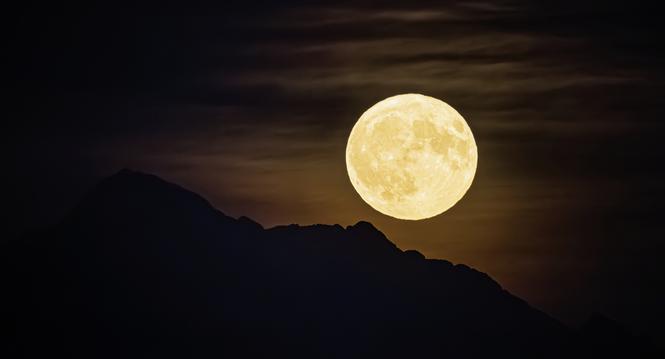 A so called blue supermoon rises above the "Dent d'Oche" mountain seen from Allaman, Switzerland, Monday August 19, 2024. KEYSTONE/Valentin Flauraud)