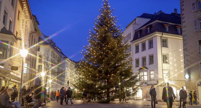 Die Schaffhauser Weihnachtsbeleuchtung erhellt wieder die Altstadt, fotografiert am Samstag, 23. November 2019,  in Schaffhausen. (Melanie Duchene / Schaffhauser Nachrichten)